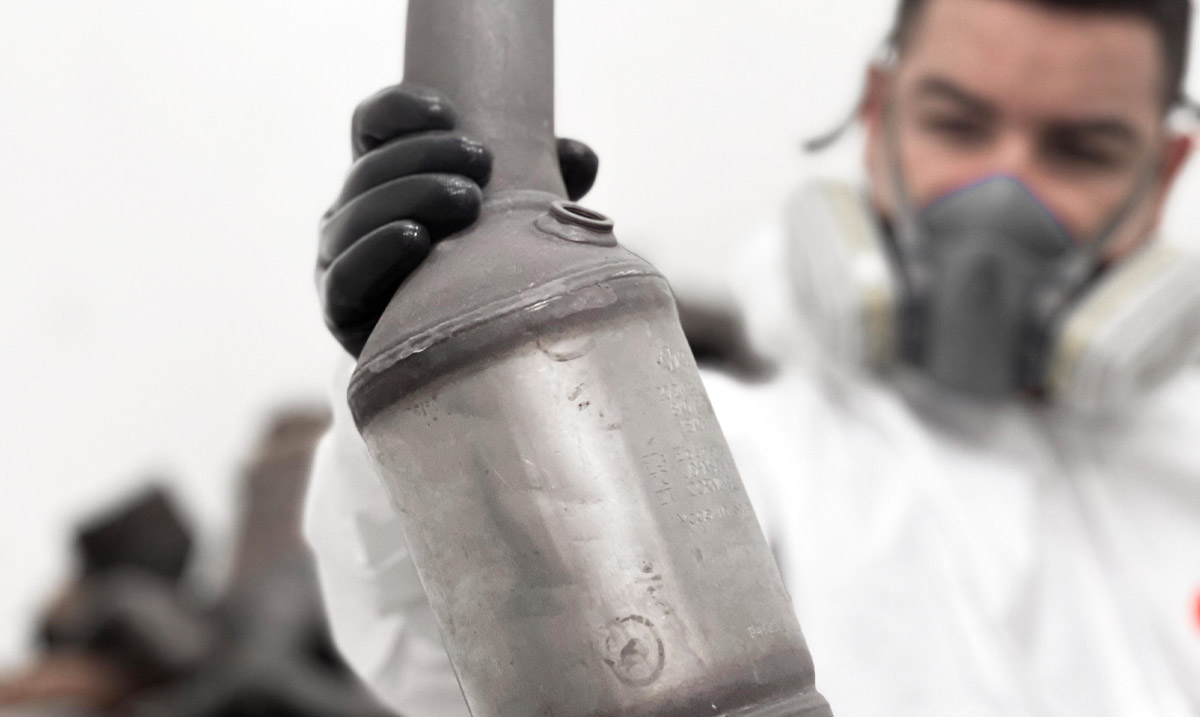 imagem-de-homem-segurando-catalisador-automotivo